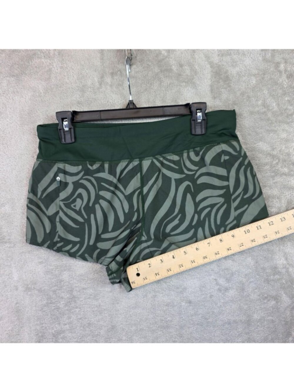 Title Nine Shorts Womens M Green Animal Print Quick Dry Running Gym Athletic - Picture 8 of 8